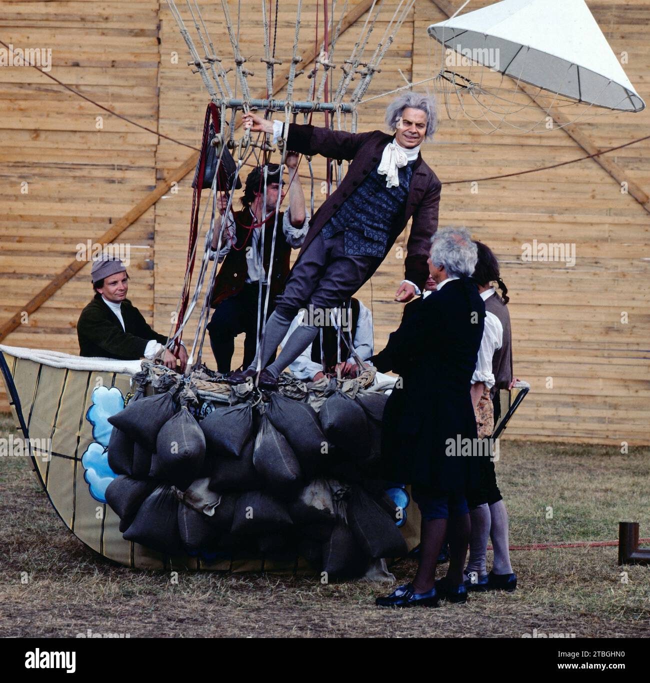 So leben sie alle Tage, ARD Historien-Serie, Deutschland, 1984, Buch: Wolfgang Menge, REGIE: Peter Schamoni, Story: wie leben die Menschen im 18. Jahrhundert in Preußen, Folge 5, Szene mit Komparsen: Peter Brogle im Heissluftballon. So leben sie alle Tage, TV History Series, Deutschland, 1984, Drehbuch von Wolfgang Menge, Regie: Peter Schamoni, 5. Episode mit Extras: Peter Brogle im Heißluftballon. Stockfoto