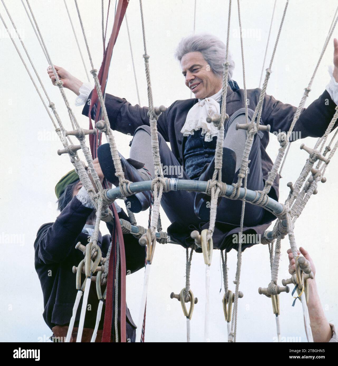 So leben sie alle Tage, ARD Historien-Serie, Deutschland, 1984, Buch: Wolfgang Menge, REGIE: Peter Schamoni, Story: wie leben die Menschen im 18. Jahrhundert in Preußen, Folge 5, Szene mit Komparsen: Peter Brogle im Heissluftballon. So leben sie alle Tage, TV History Series, Deutschland, 1984, Drehbuch von Wolfgang Menge, Regie: Peter Schamoni, 5. Episode mit Extras: Peter Brogle im Heißluftballon. Stockfoto