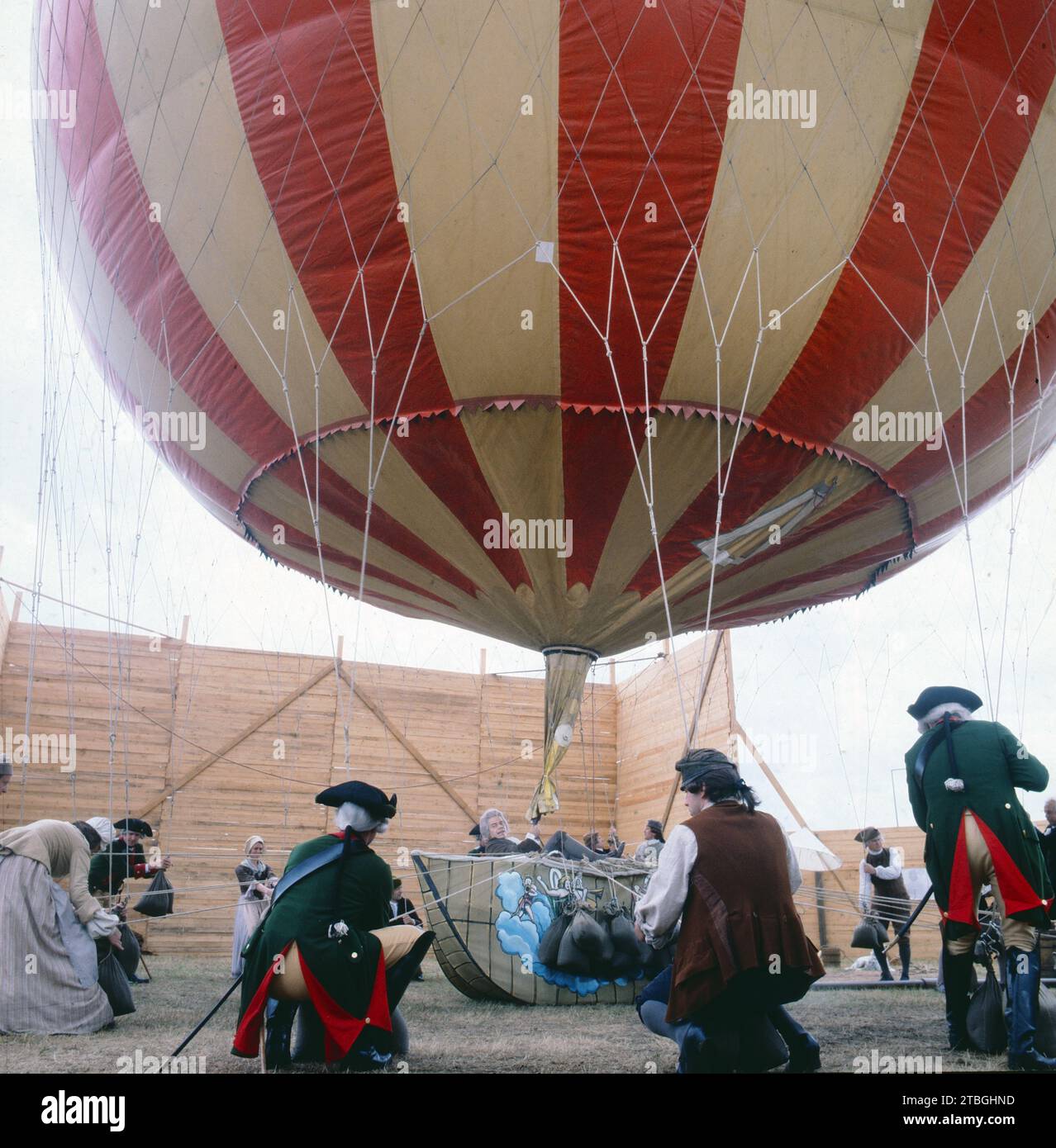 So leben sie alle Tage, ARD Historien-Serie, Deutschland, 1984, Buch: Wolfgang Menge, REGIE: Peter Schamoni, Story: wie leben die Menschen im 18. Jahrhundert in Preußen, Folge 5, Szene mit Komparsen: Peter Brogle im Heissluftballon. So leben sie alle Tage, TV History Series, Deutschland, 1984, Drehbuch von Wolfgang Menge, Regie: Peter Schamoni, 5. Episode mit Extras: Peter Brogle im Heißluftballon. Stockfoto