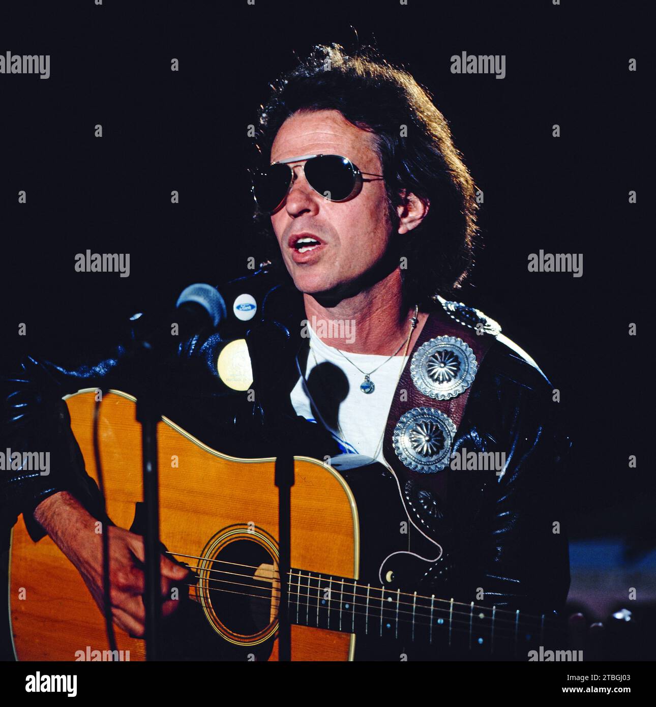 Country Joe McDonald, alias Joseph McDonald, amerikanischer Gitarrist, Folk Musik und Rock Sänger, TV Auftritt, Deutschland, 1981. Country Joe McDonald, US-amerikanischer Gitarrist, Folk-Musik und Rock-Sänger, TV-Performance, Deutschland, 1981. Stockfoto