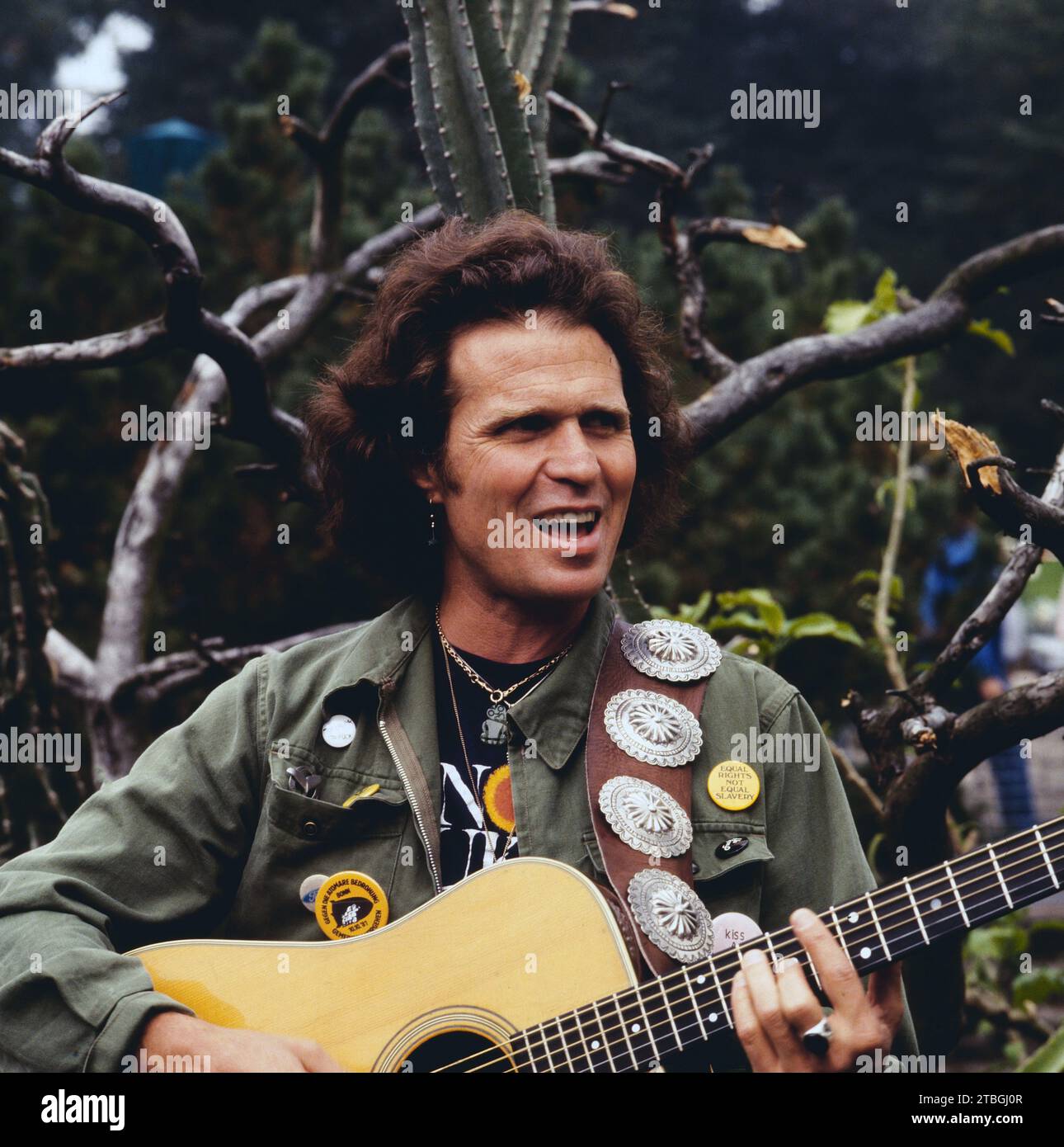 Country Joe McDonald, alias Joseph McDonald, amerikanischer Gitarrist, Folk Musik und Rock Sänger, TV Auftritt, Deutschland, 1981. Stockfoto