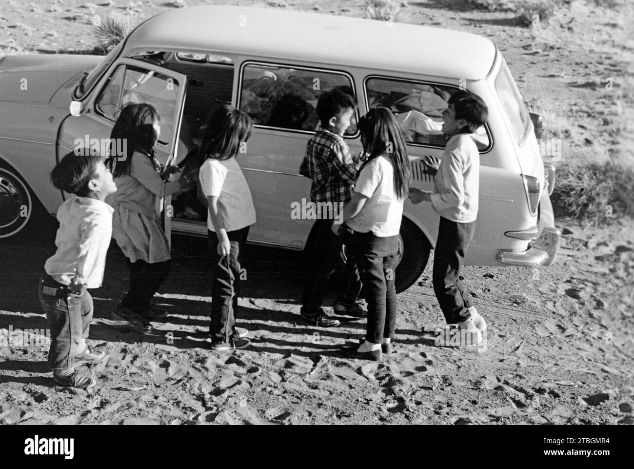 Navajokinder begutachten einen VW 1500 Variant im Monument Valley, Utah 1968. Navajo Children untersuchen einen VW 1500 Variant im Monument Valley, Utah 1968. Stockfoto