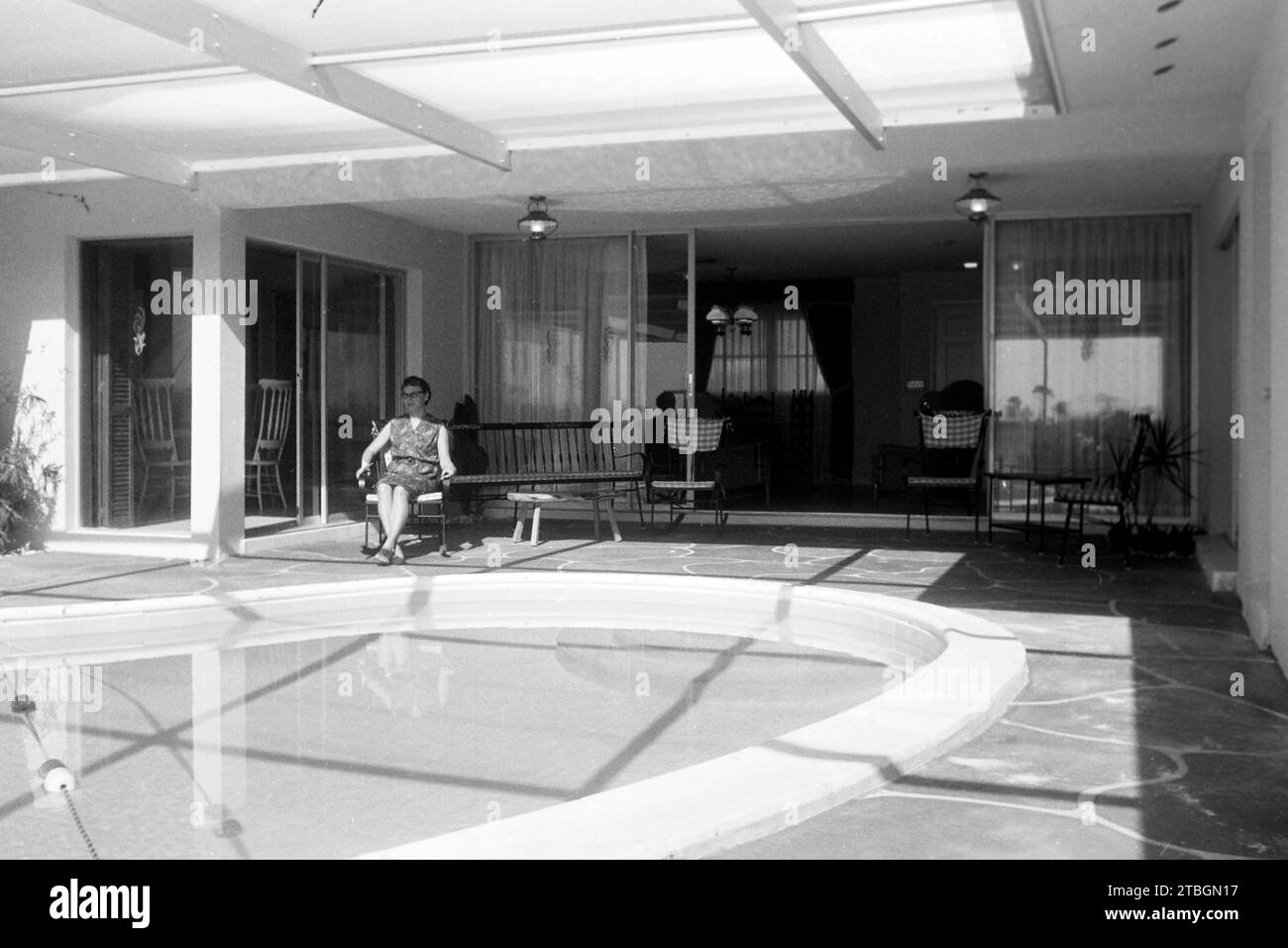 Eine Frau begutachtet ein Modellhaus in der Planstadt Cape Coral in Florida, die ersten sieben Jahre zuvor gegründet wurde, 1965. Eine Frau befragt ein Modellhaus in der geplanten Stadt Cape Coral, Florida, die erst sieben Jahre zuvor, 1965, gegründet wurde. Stockfoto