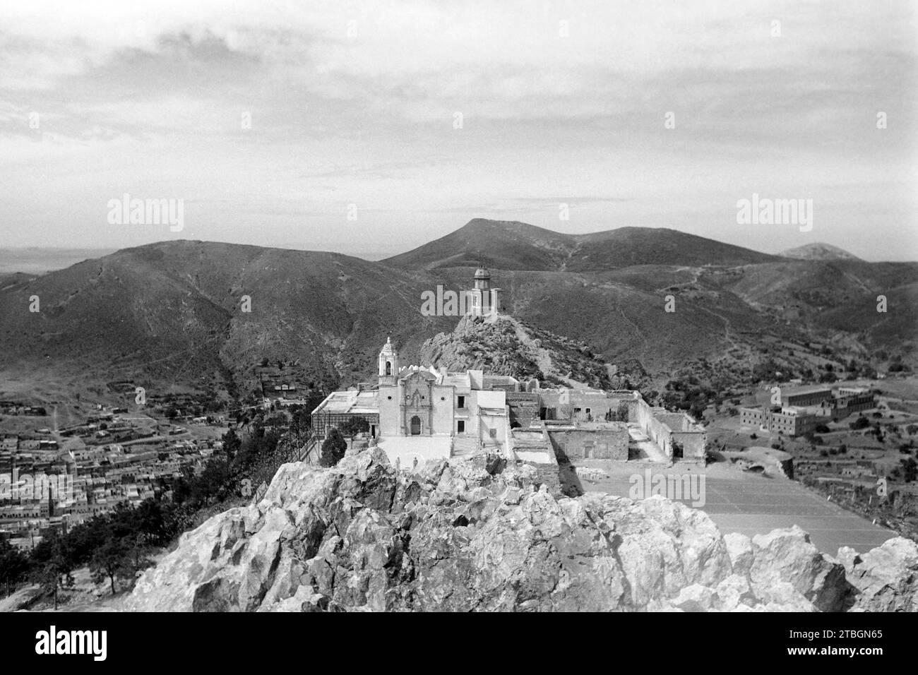 Blick auf das spätere Museum der Eroberung von Zacatecas auf dem Hügel Bufa und das Heiligtum uns lieben Frau vom Patrozinium, mit der metereologischen Forschungstation der Stadt im Hintergrund, Zacatecas 1964. Blick auf das spätere Museum der Eroberung von Zacatecas auf dem Bufa-Hügel und das Heiligtum unserer Lieben Frau vom Schutzpatron, mit der metereologischen Forschungsstation der Stadt im Hintergrund, Zacatecas 1964. Stockfoto