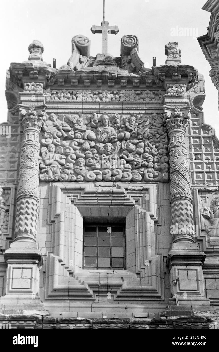 Detail der Fassade des alten Klosters von Guadalupe, Guadalupe 1964. Detail der Fassade des alten Klosters Guadalupe, Guadalupe 1964. Stockfoto