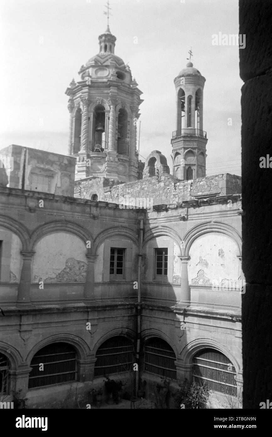 Der Innenhof des Alten Klosters von Guadalupe mit zwei Kirchtürmen, der rechte in Art eines Minaretts, Guadalupe 1964. Der Innenhof des alten Klosters von Guadalupe mit zwei Türmen, der rechte im Minarettstil Guadalupe 1964. Stockfoto