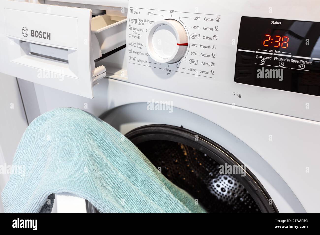 Wäsche in einer Bosch Waschmaschine waschen Stockfoto