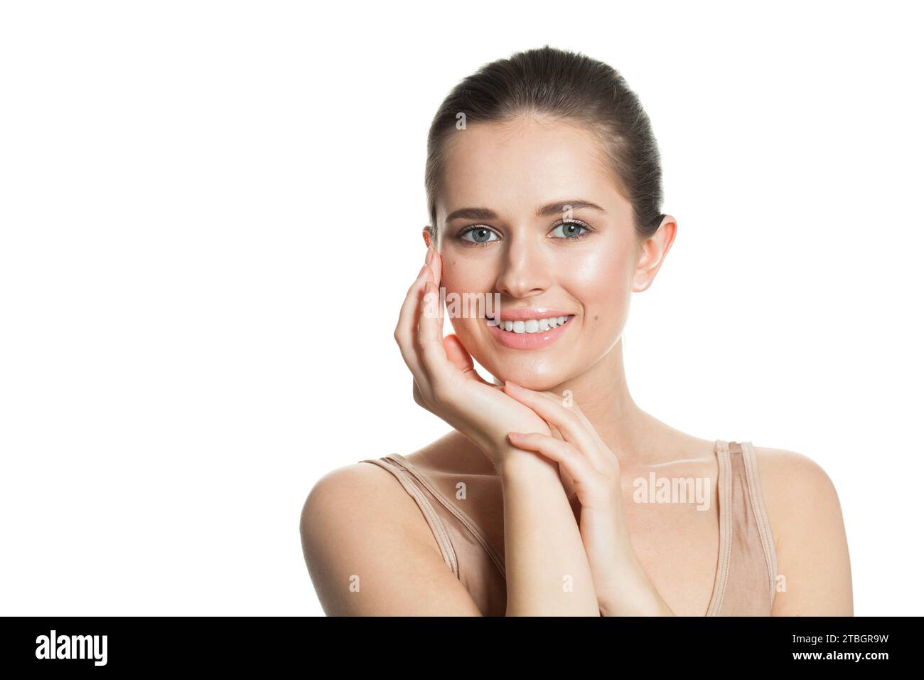 Glückliches Brünette Frauenporträt. Wunderschönes Spa-Modell mit perfekt frischer, sauberer Haut. Jugend- und Hautpflegekonzept. Nacktes Make-up Stockfoto