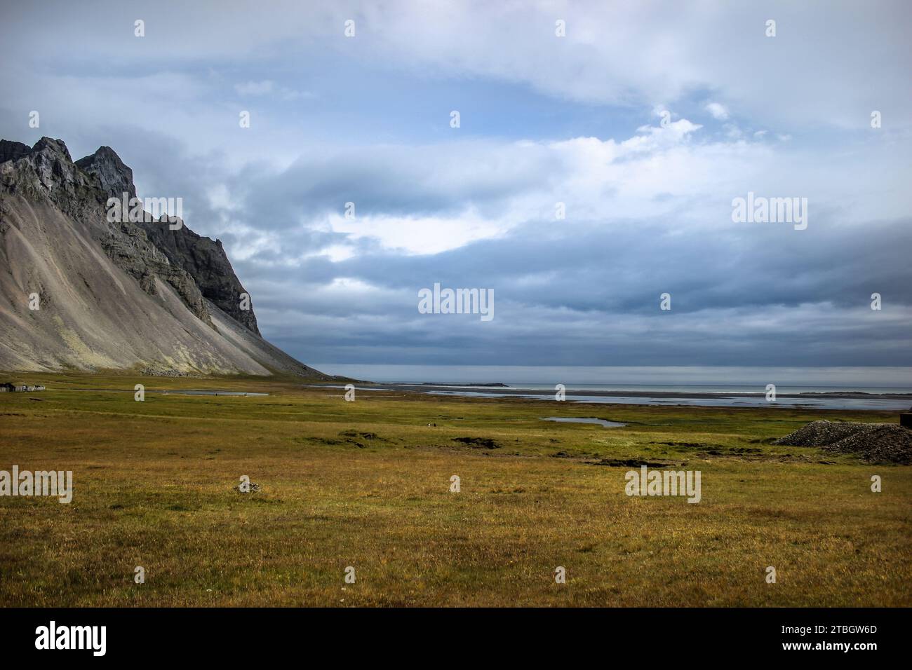 Entdecken Sie die ungezähmte Schönheit Islands in einem einzigen Rahmen. Lassen Sie sich von der atemberaubenden Symphonie der Natur verzaubern Stockfoto