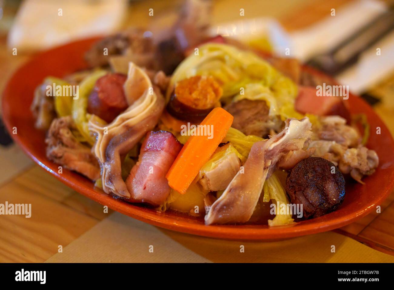 Cozido à portuguesa: portugiesisches Fleischgericht mit Gemüse Stockfoto