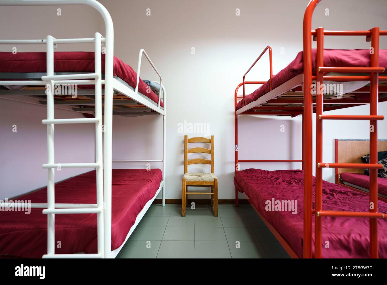 Schlafzimmer mit zwei Etagenbetten Stockfoto
