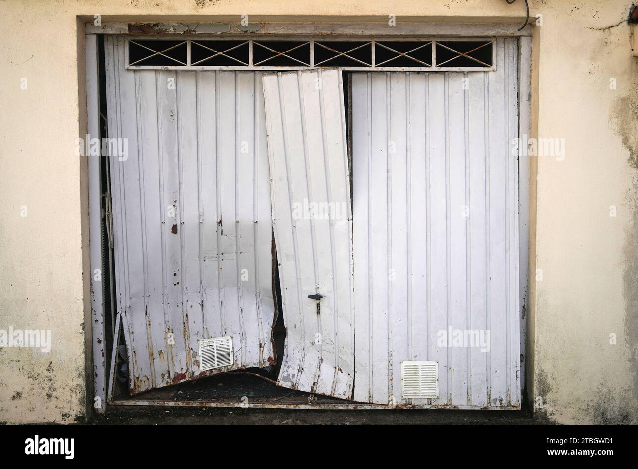 Beschädigt und über Garagentor Stockfoto