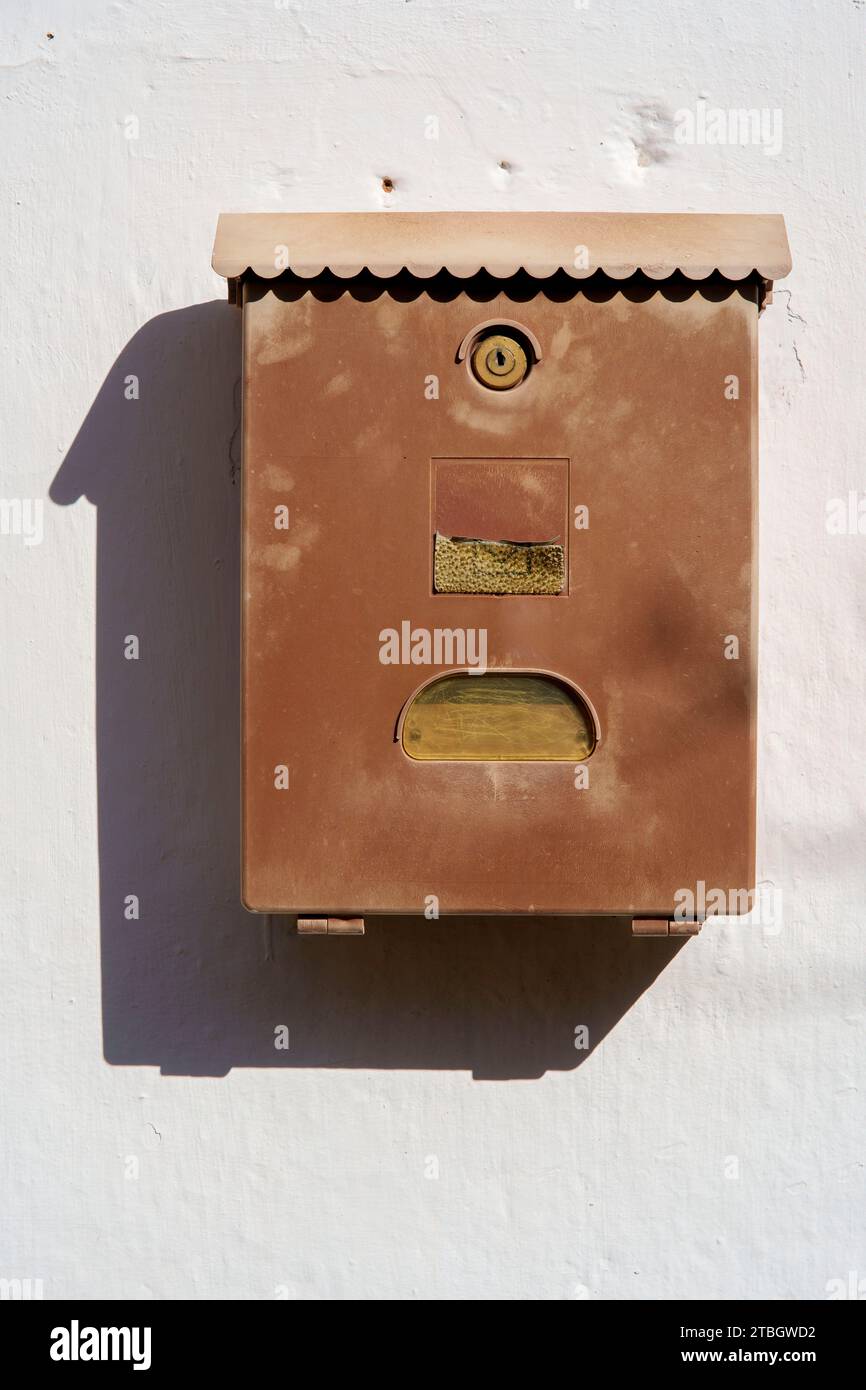 Alte Mailbox aus rostigem Metall Stockfoto