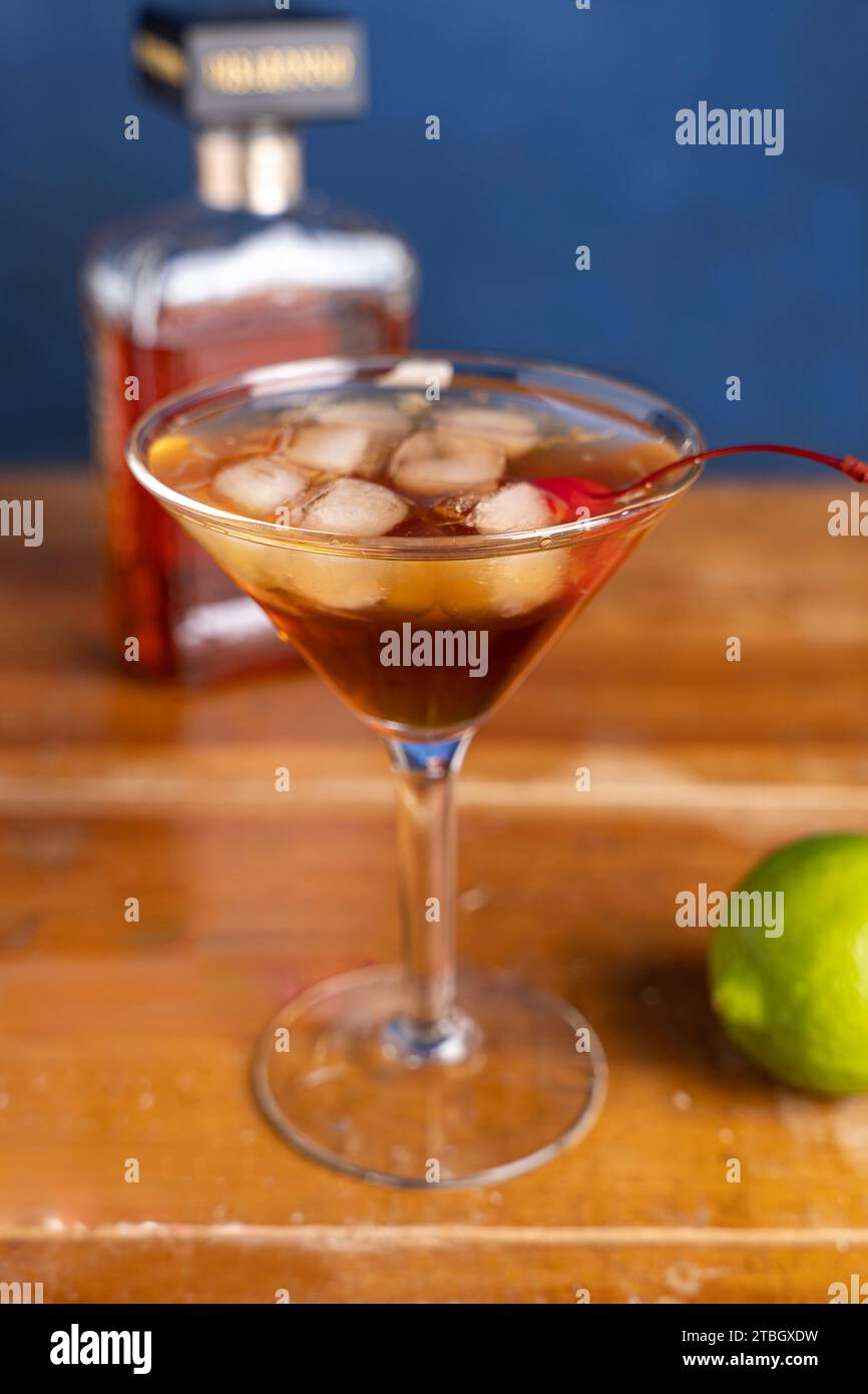 Eine Nahaufnahme eines klaren Glases, das bis zum Rand gefüllt ist, mit einem erfrischenden Cocktail Stockfoto