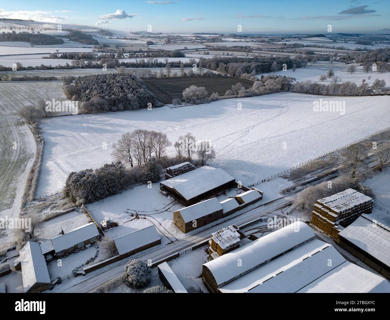 Luftaufnahme einer schneebedeckten landwirtschaftlichen Landschaft in North Yorkshire im Vereinigten Königreich. Stockfoto