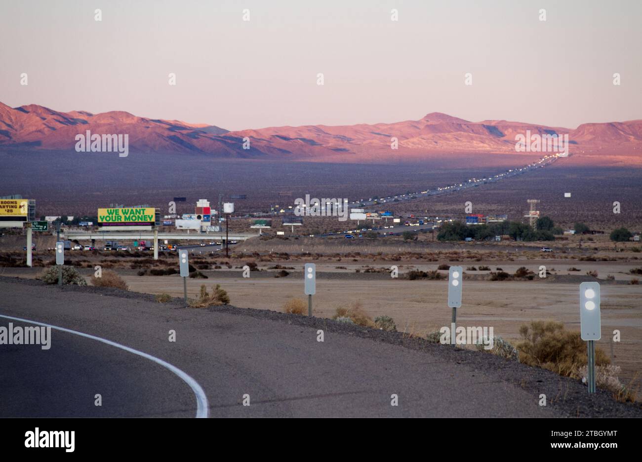 Dieses Bild zeigt eine Auffahrt auf den Interstate 15 Freeway, der in Kalifornien von Los Angeles nach Las Vegas verläuft. Sichtbar sind die Lichter von Autos. Stockfoto