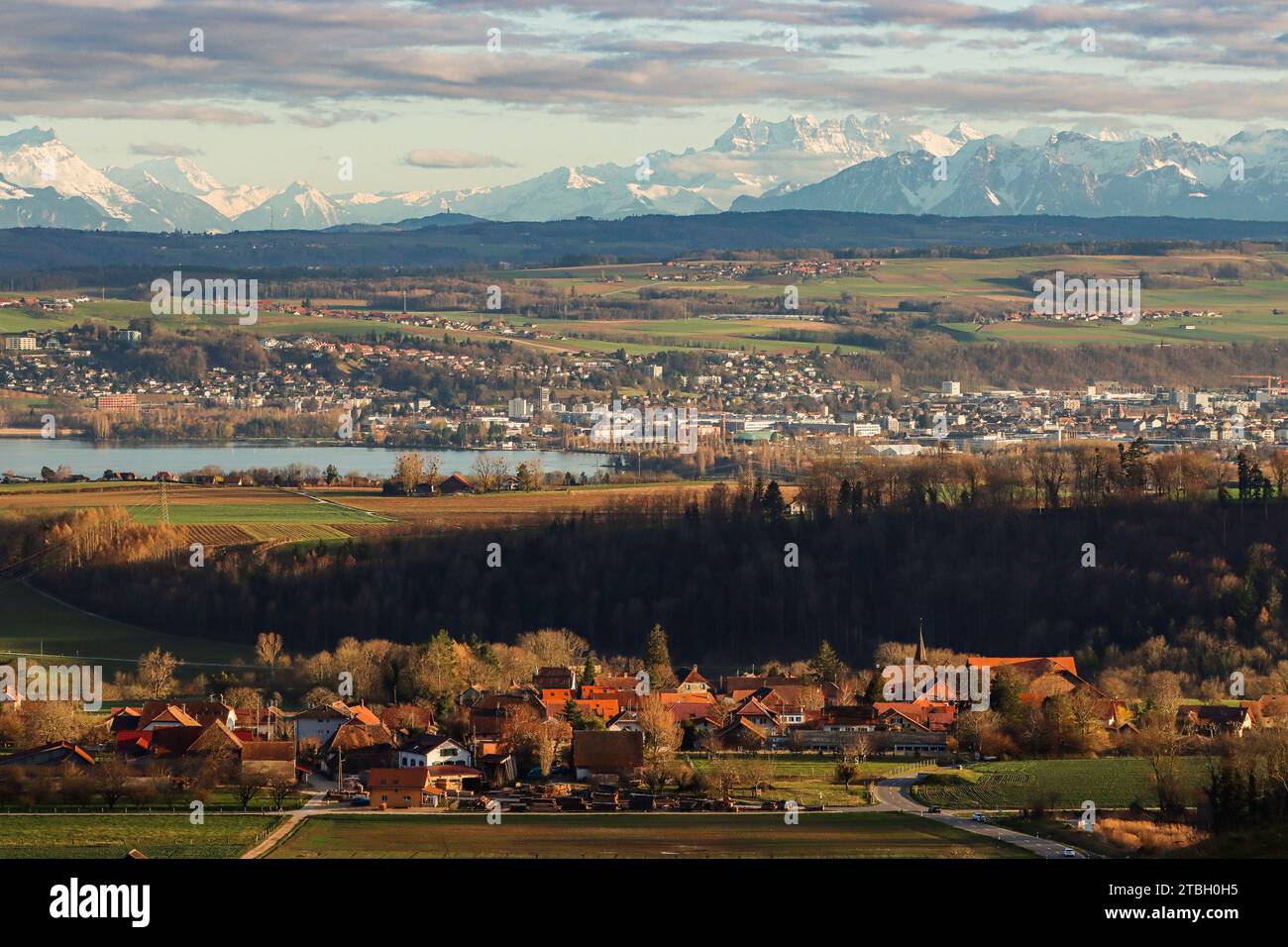 Dorf Fiez, Stadt Yverdon-les-Bains in der Nähe des Neuchâtel-Sees, schweizer Hochplateau, voralpen und les Dents-du-Midi in den alpen, Schweiz Stockfoto