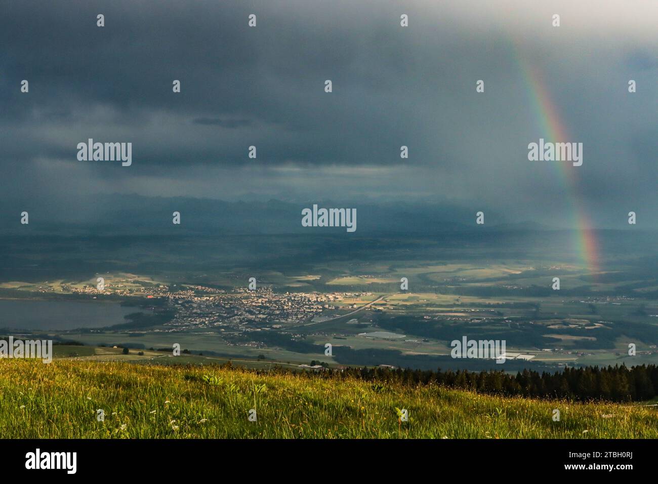Regenbogen auf der Region der Stadt Yverdon-les-Bains am Fuße des juragebirges, Schweiz Stockfoto