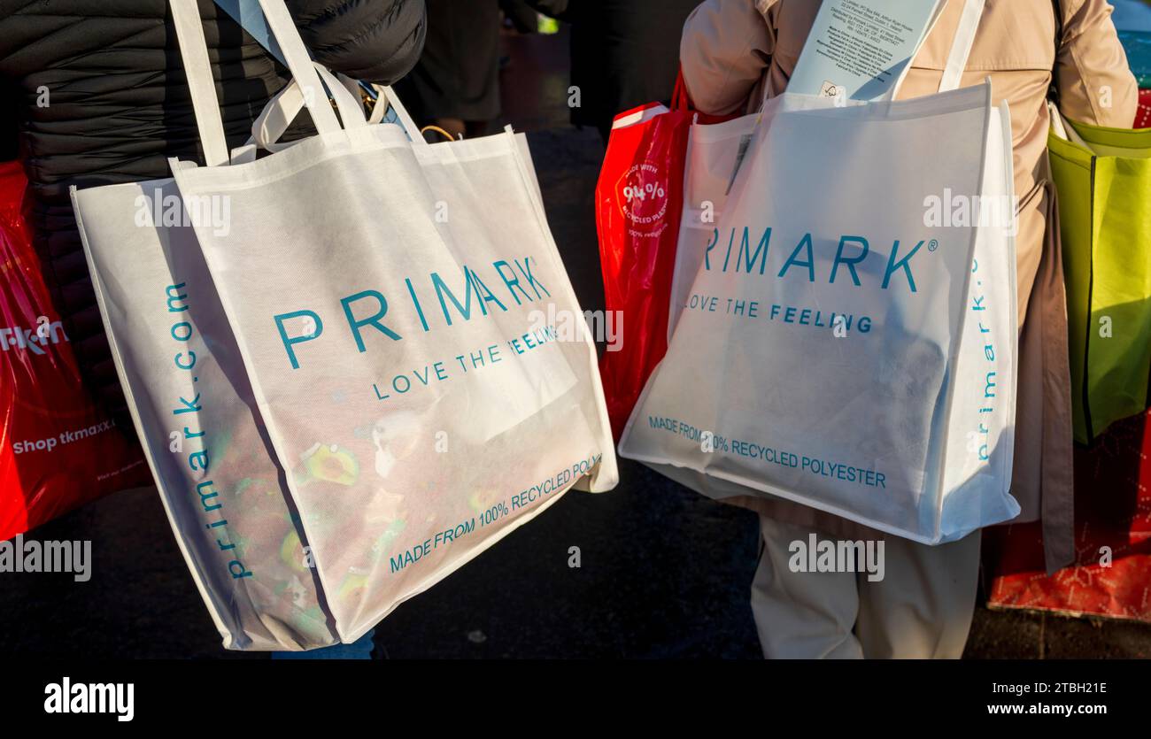 Shoppers at Edinburghs Christmas 2023 – in Princes Street Gardens, Edinburgh Stockfoto