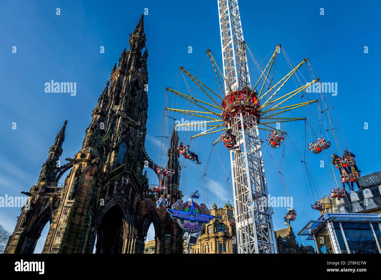 Der StarFlyer Ride neben dem Scott Monument zu Edinburghs Weihnachten 2023 – in den Princes Street Gardens, Edinburgh Stockfoto