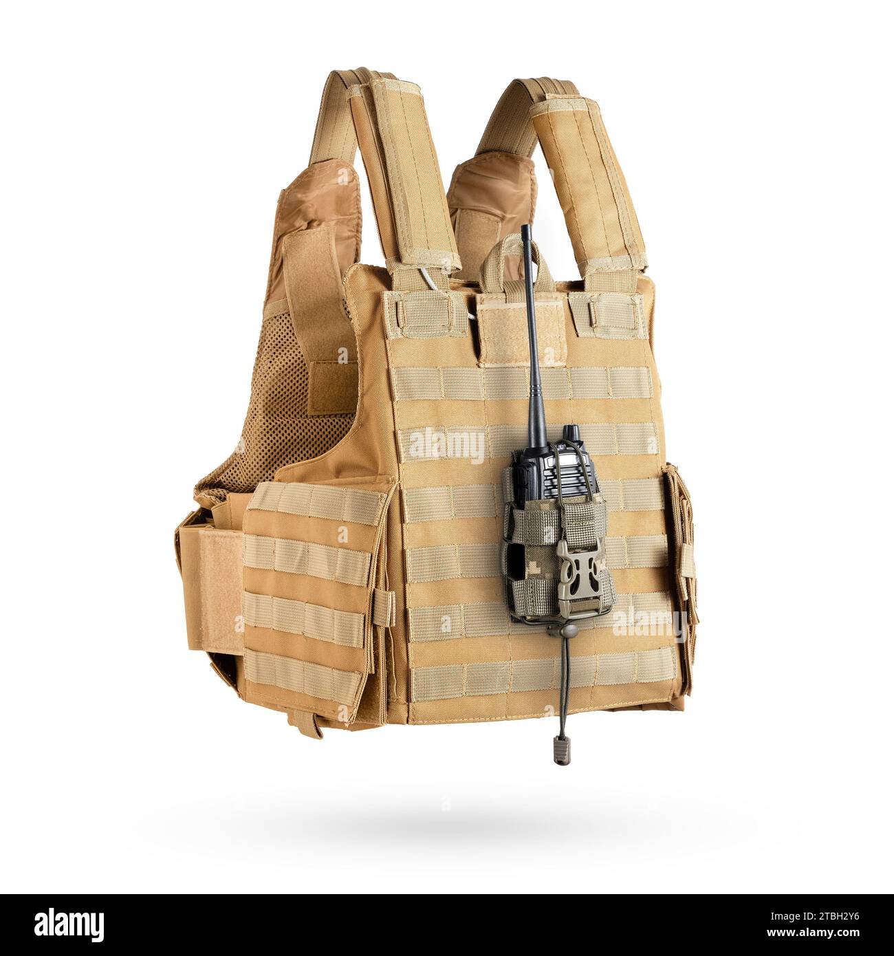 Kugelsichere Weste mit taktischer Tasche in Pixel-Camouflage mit Militärradio im Inneren. Militärische Ausrüstung, Ausrüstung. Stockfoto