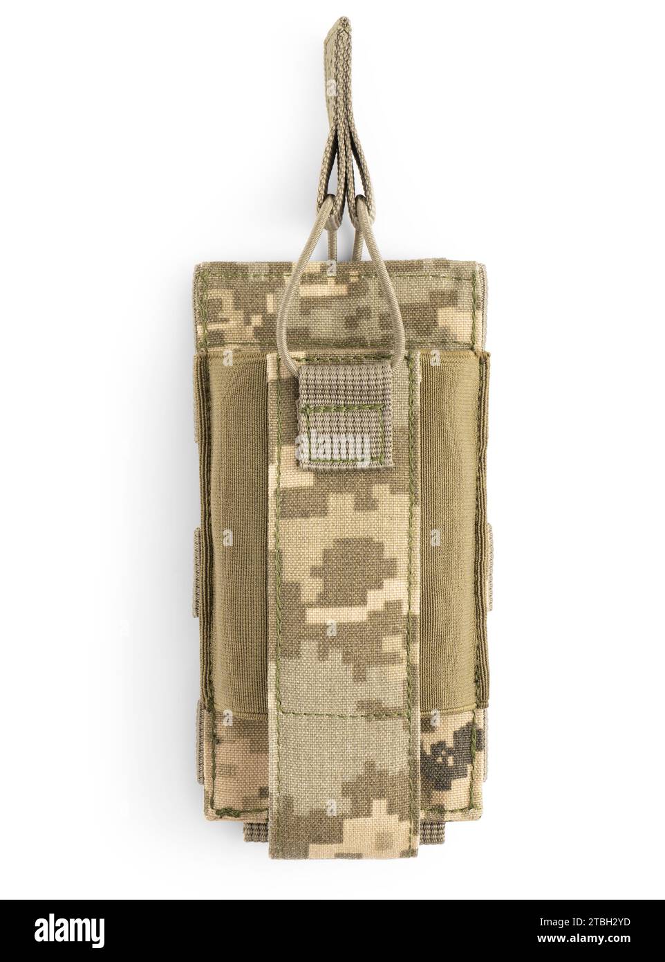 Militärtasche für Kartuschen in Pixel-Tarnung. Tasche für Bullet Magazine auf weißem Hintergrund. Militärische taktische Ausrüstung. Draufsicht, Stockfoto