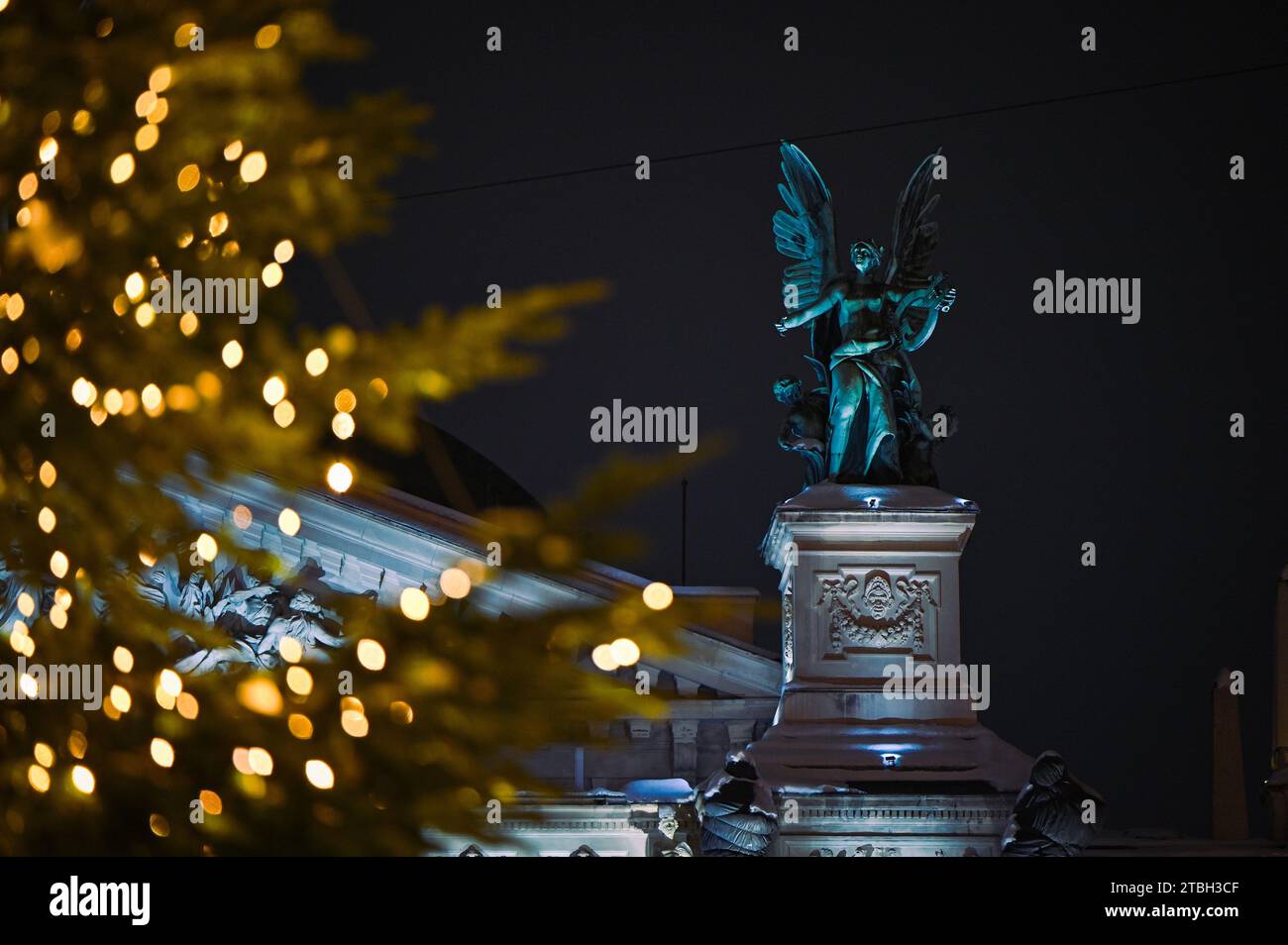 LEMBERG, UKRAINE - 5. DEZEMBER 2023 - die Beleuchtung zeigt eine Statue vor dem Akademischen Opern- und Balletttheater Solomiya Krushelnytska Lemberg Stockfoto