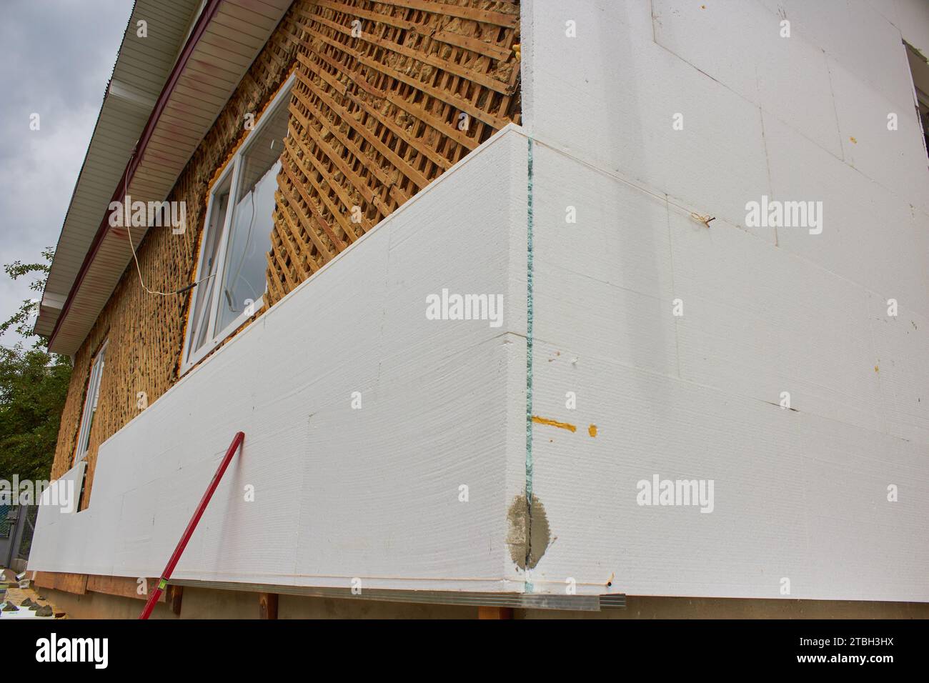 Arbeiten an der Dämmung der Hausfassade Stockfoto
