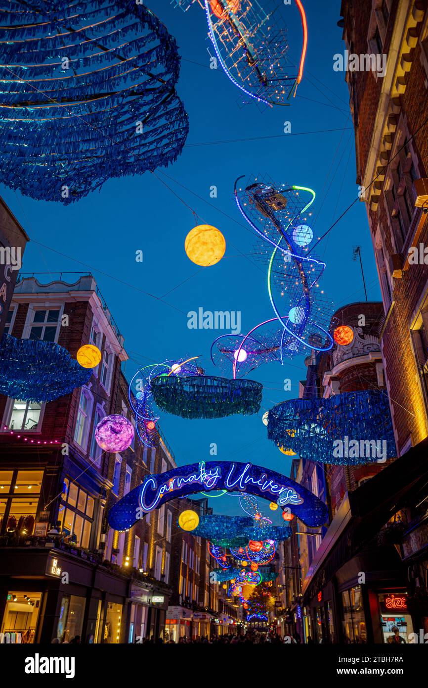 London Carnaby Street Christmas Lights. Carnaby St in Londons Soho beleuchtet von weihnachtlichen Lichtern im Carnaby-Universum-Thema. Stockfoto