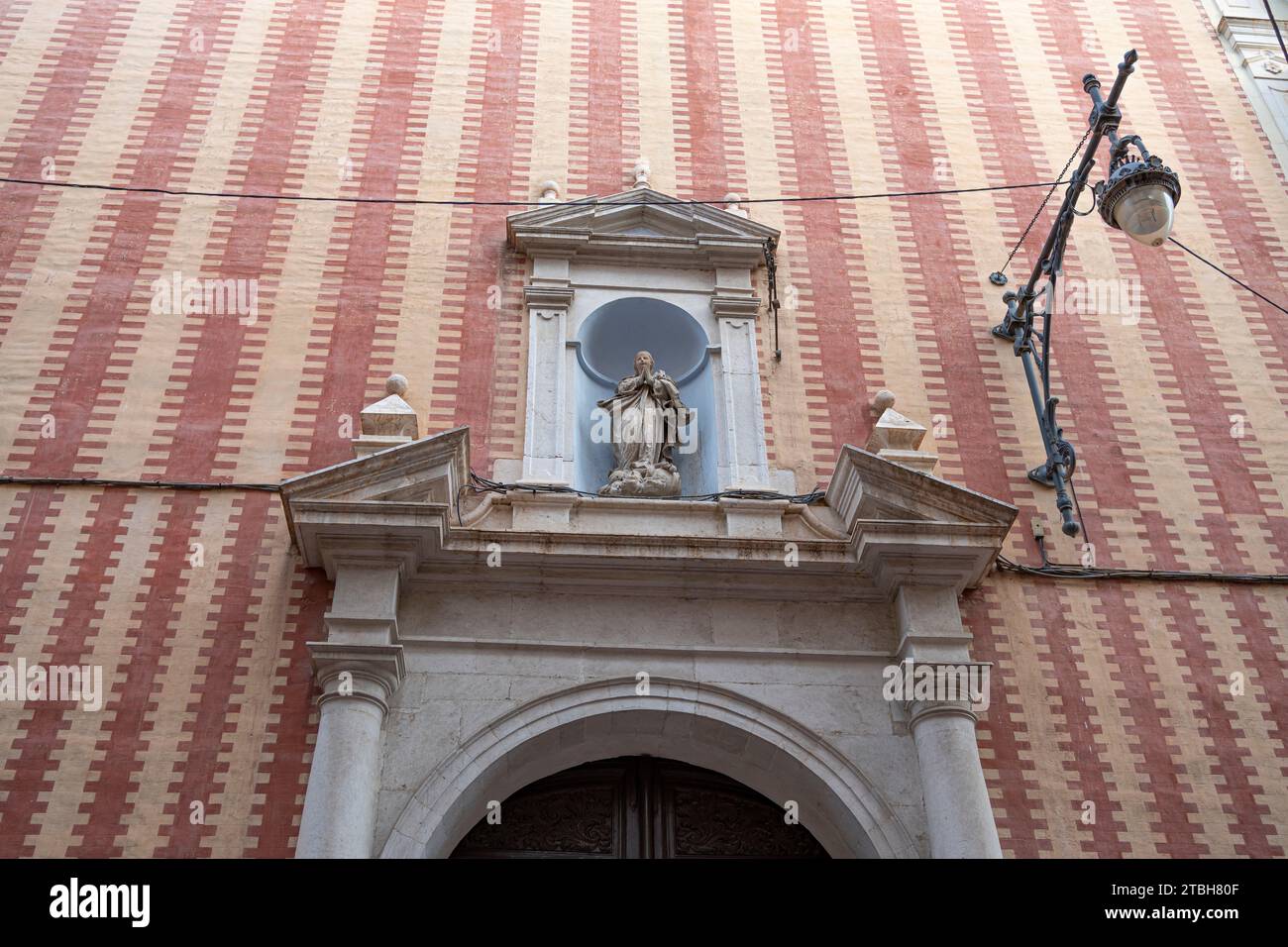 Mediterraner Lebensstil in Malagas historischem Stadtbild - erkunden Sie Malagas malerische Routen und architektonische Wunder, eine wahre Darstellung des Mediterran Stockfoto