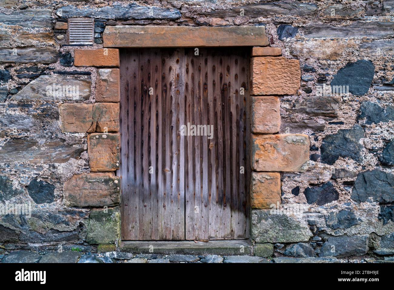 Portsoy historische Gebäudewand und Holztüren. Aberdeenshire, Schottland Stockfoto