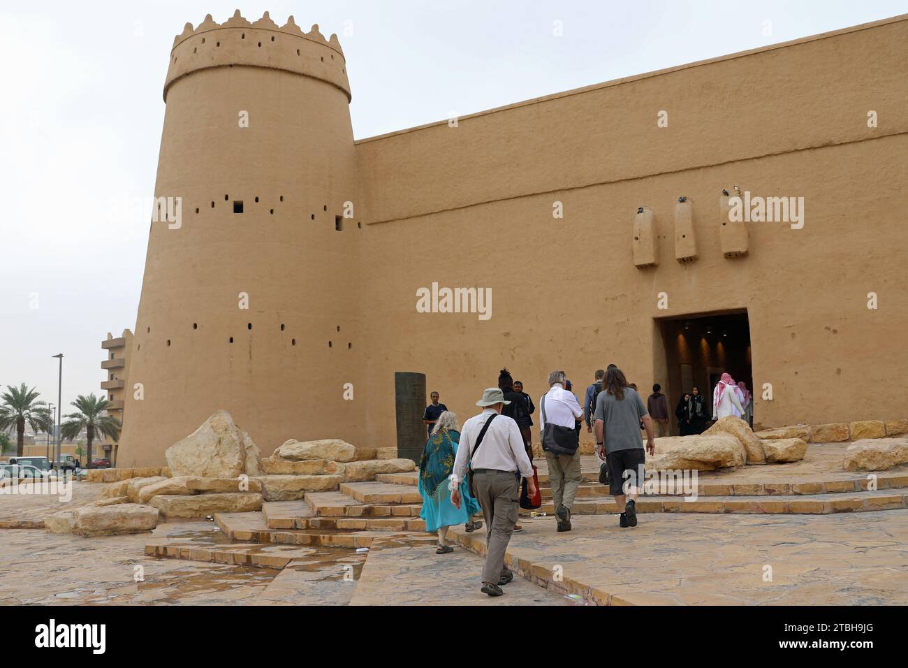 Touristen besuchen die Masmak-Festung in Riad in Saudi-Arabien Stockfoto