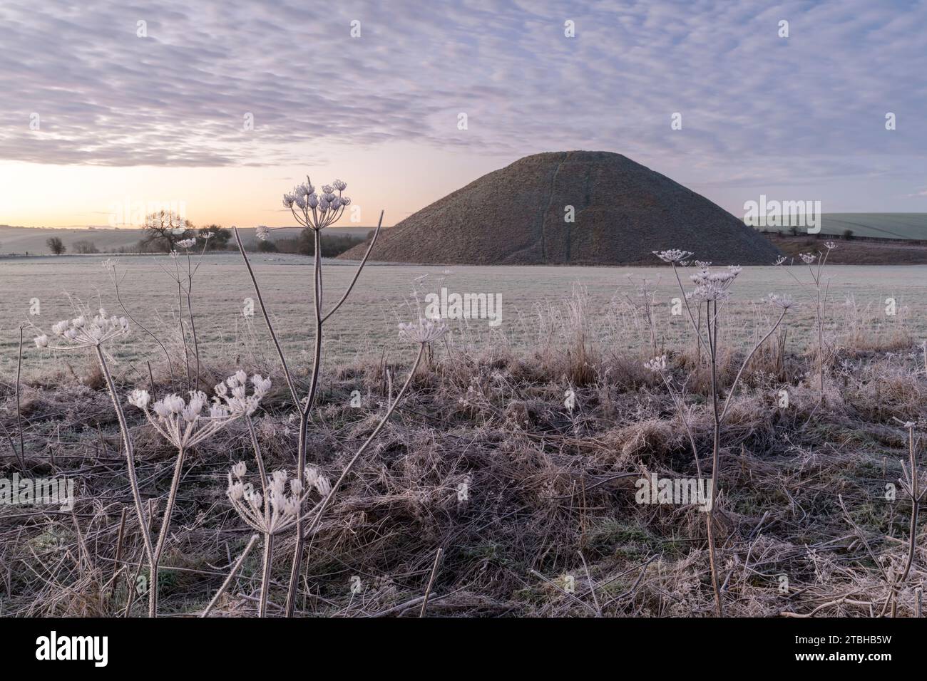 Frostiger Wintermorgen in Silbury Hill, Wiltshire, England. Winter (Februar) 2023. Stockfoto