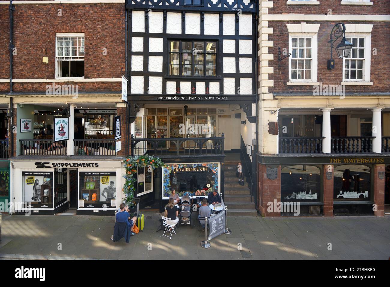 Pavement Cafe & historische Gebäude, God's Providence House, Boutiquen, The Rows Watergate Street Old Town oder Historic District Chester England Stockfoto