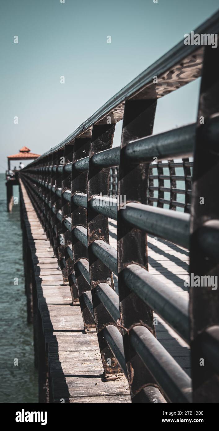 Ein malerischer Blick auf einen großen Pier, der sich über das Meer in der Gulf Street, Kuwait, erstreckt Stockfoto