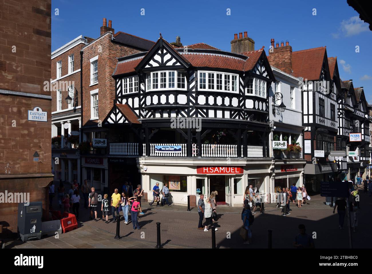Touristen & Shoppers The Rows Eastgate Street Chester Old Town oder Historic District England UK Stockfoto
