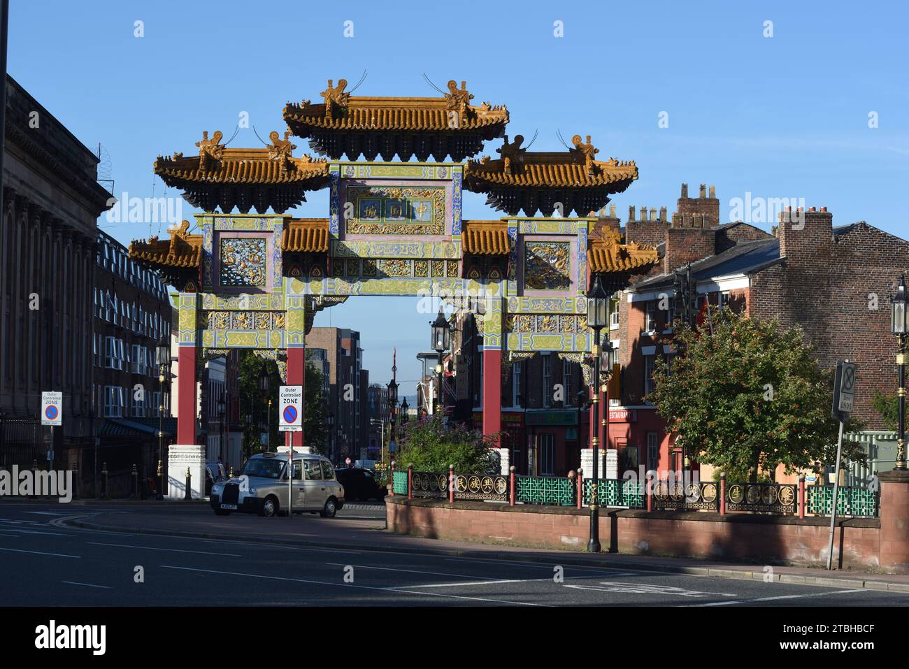 Chinese Arch, Archway, Ornamental Gate, Gateway oder Eingang, bekannt als Paifang oder Pailou, erbaut 1999–2000, nach Chinatown an der Nelson Street Liverpool Stockfoto