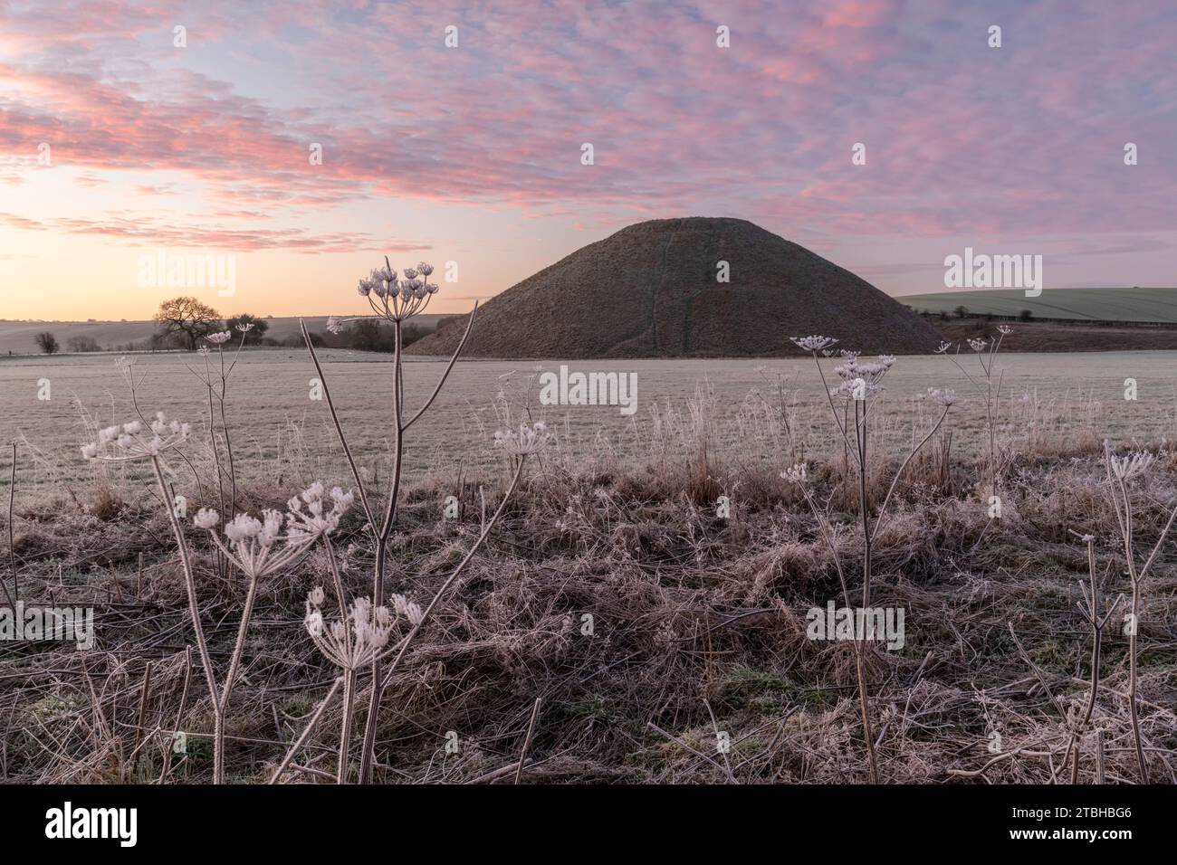 Frostiger Wintersonnenaufgang in Silbury Hill, Wiltshire, England. Winter (Februar) 2023. Stockfoto
