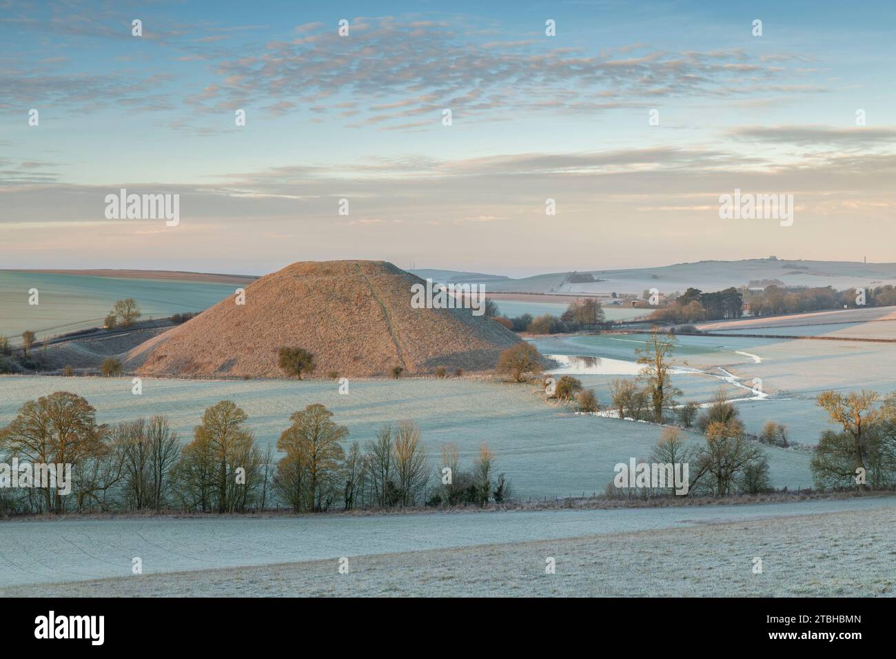 Frostiger Wintermorgen am Silbury Hill in Wiltshire, England. Winter (Februar) 2023. Stockfoto