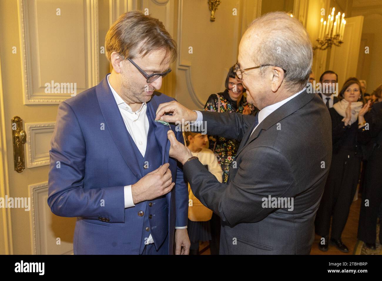 Brüssel, Belgien Dezember 2023. Bart Van Loo und französischer Botschafter in Belgien Francois Senemaud, dargestellt während einer Zeremonie zur Verleihung des Schriftstellers Bart Van Loo „Chevalier de l'ordre francais des Arts et des Lettres“ (Offizier des Ordens der Künste und Literatur) am Donnerstag, den 7. Dezember 2023, in der französischen Botschaft in Brüssel. BELGA FOTO NICOLAS MAETERLINCK Credit: Belga News Agency/Alamy Live News Stockfoto