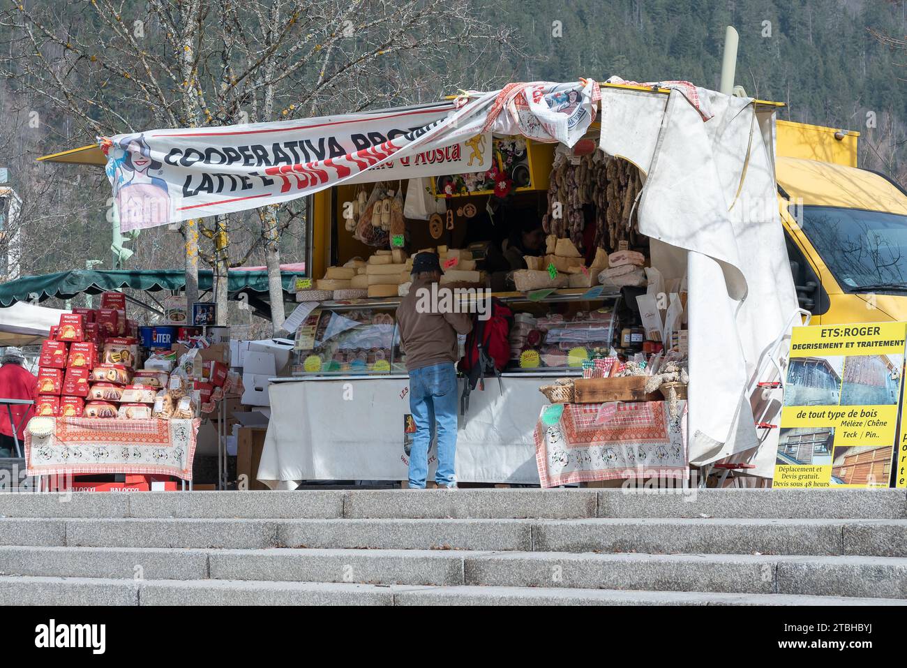 Chamonix, Frankreich - 19. März 2022: Lokale Produkte und Produkte werden am traditionellen Markttag in der Stadt Chamonix in Franc an Marktständen verkauft Stockfoto