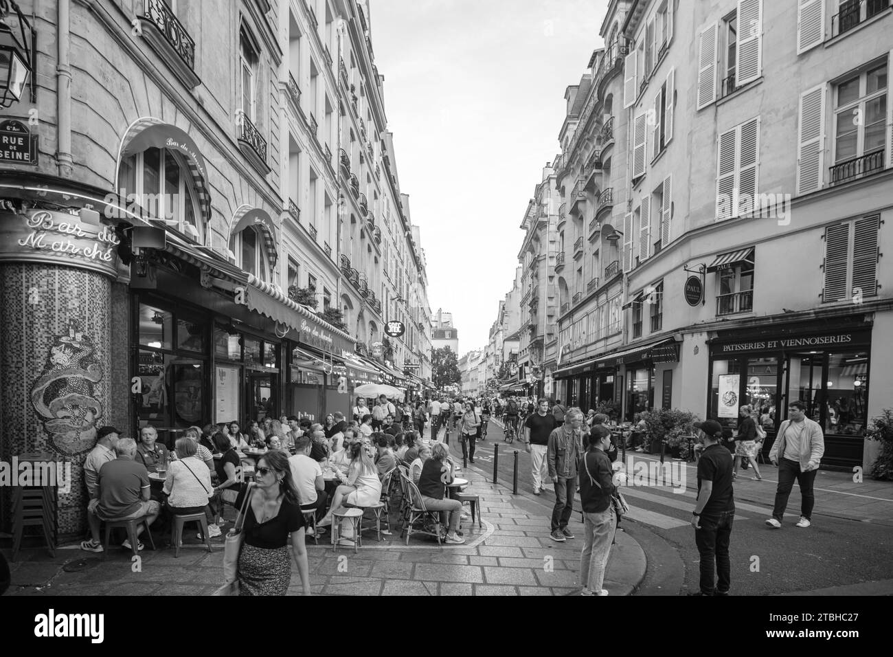 Paris, Frankreich - 8. Oktober 2023 : Touristen und Pariser genießen Essen und Getränke im Freien in der beliebten Rue de Buci in Saint Germain Paris Frankreich Stockfoto