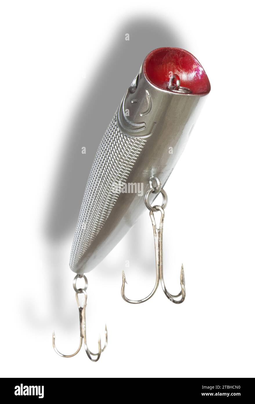 Schatten hinter einem silberfarbenen künstlichen Fischköder mit zwei Dreifachhaken und silberfarbener Farbe, von der Unterseite aus gesehen, während er in Richtung der Aussicht steigt Stockfoto