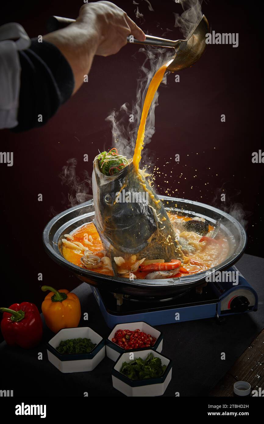 Gedünsteter Fischkopf mit gewürfelten roten Paprika ，chinesische Hunan-Küche - gehackter Pfefferkopf Stockfoto