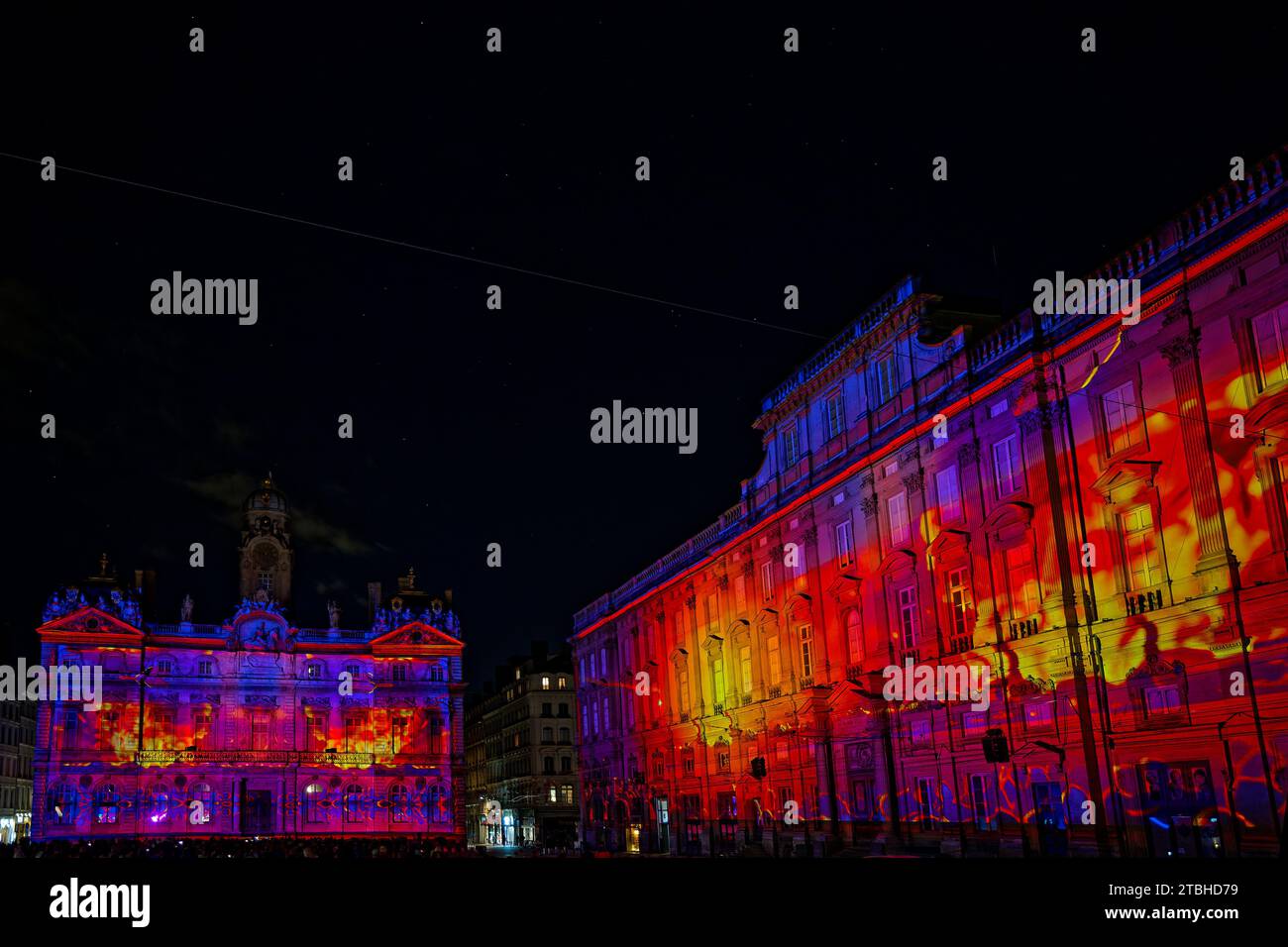 LYON, FRANKREICH, 7. Dezember 2023 : Place des Terreaux während des Lichterfestes, das in vier Nächten die Schönheit Lyons offenbart, wenn seine Welt-cl Stockfoto