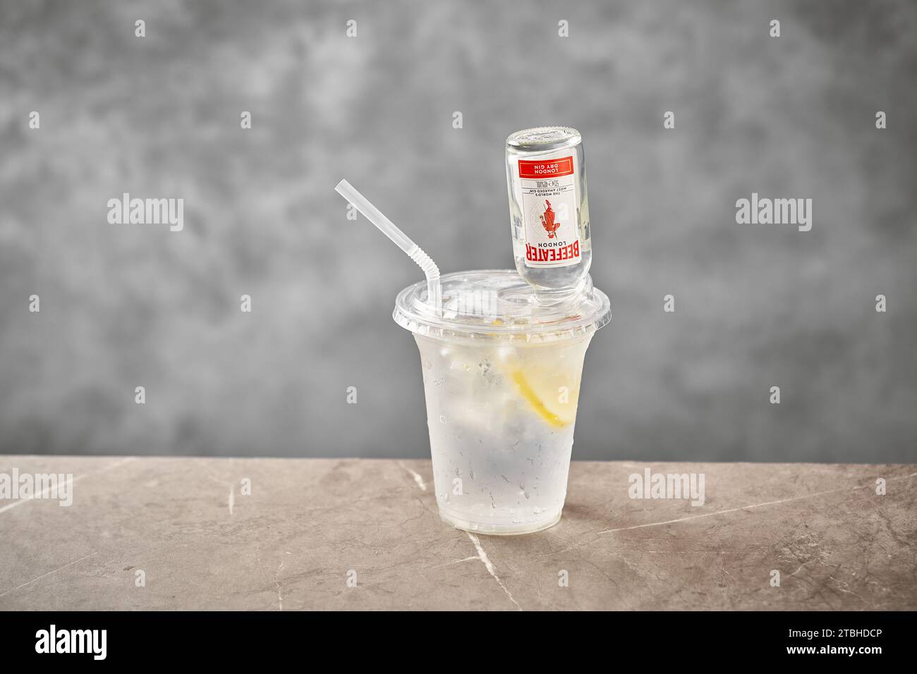 Kalter rosafarbener Gin mit Erdbeergeschmack und Tonic garniert mit frischen Früchten, Zitronen- und Minzblättern. Aromatisches Getränk. Stockfoto