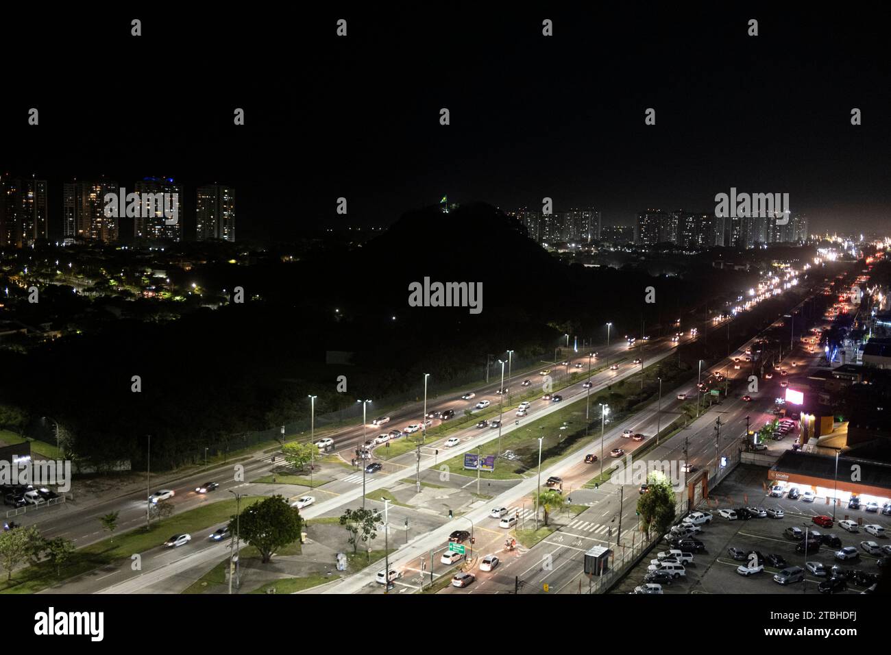 Stadtgebiet, Barra da Tijuca Borough in Rio de Janeiro, Brasilien - amerikanischer Lebensstil - Luxuswohnungen mit Freizeitinfrastruktur und Geschäftszentren rund um die Americas Avenue (Avenida das Americas). Stockfoto