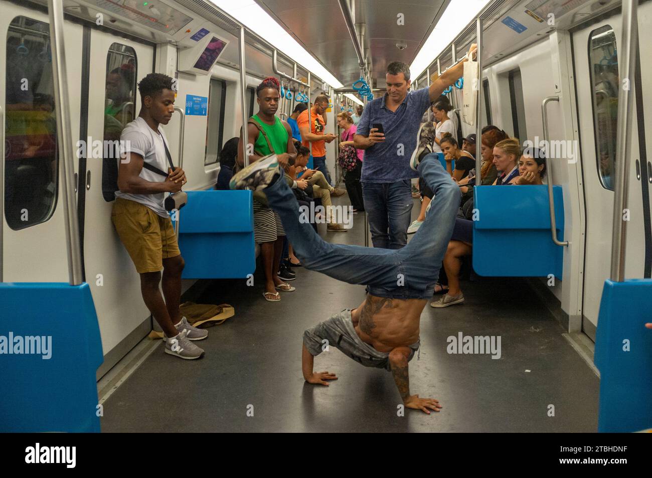 Der Straßenkünstler spielt Akrobatik in der U-Bahn in Rio de Janeiro, Brasilien. Stockfoto