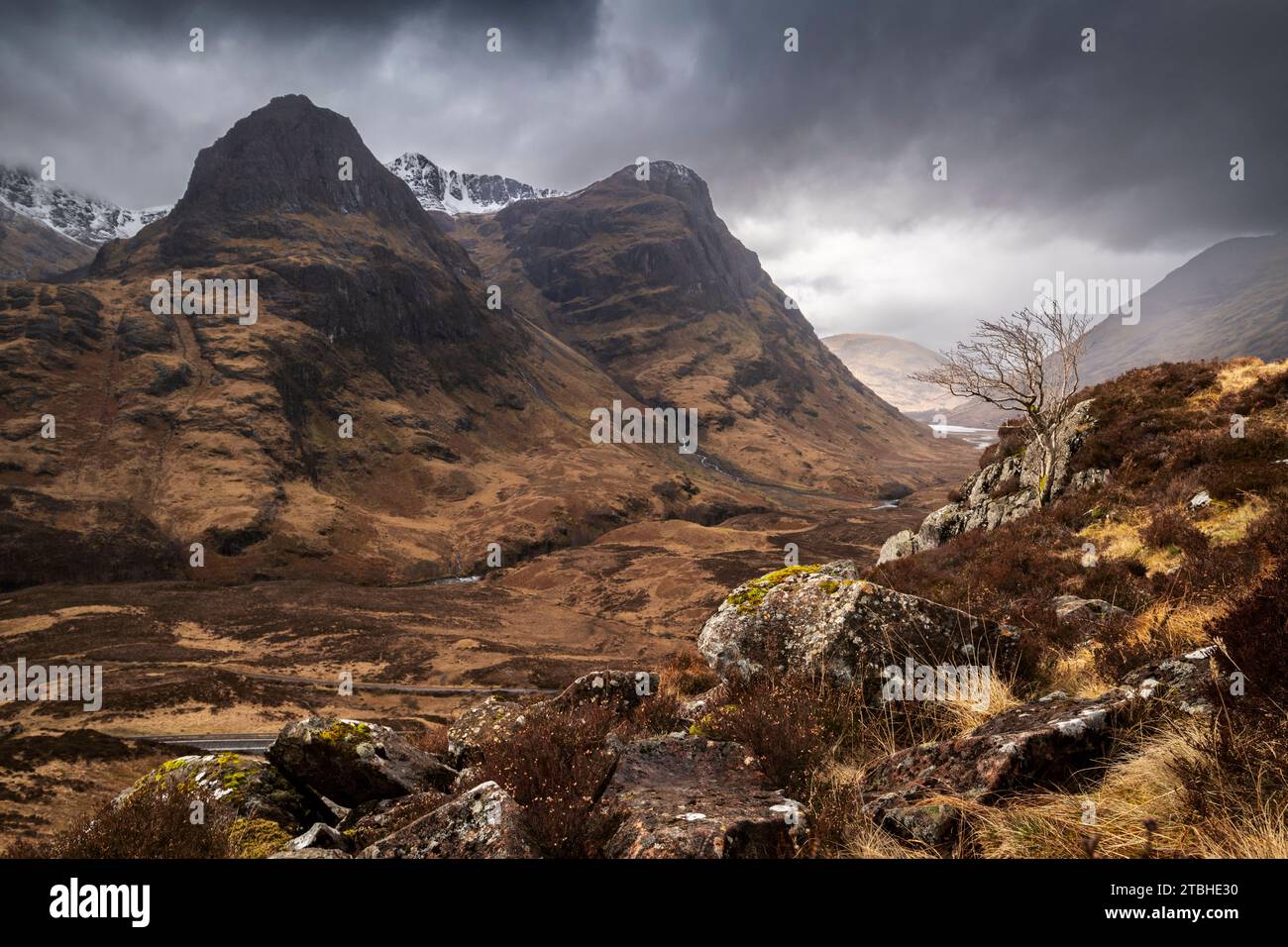 Blick auf den Pass von Glencoe und die Three Sisters Mountains, Glencoe, Schottland, Großbritannien. Frühjahr (März) 2023. Stockfoto