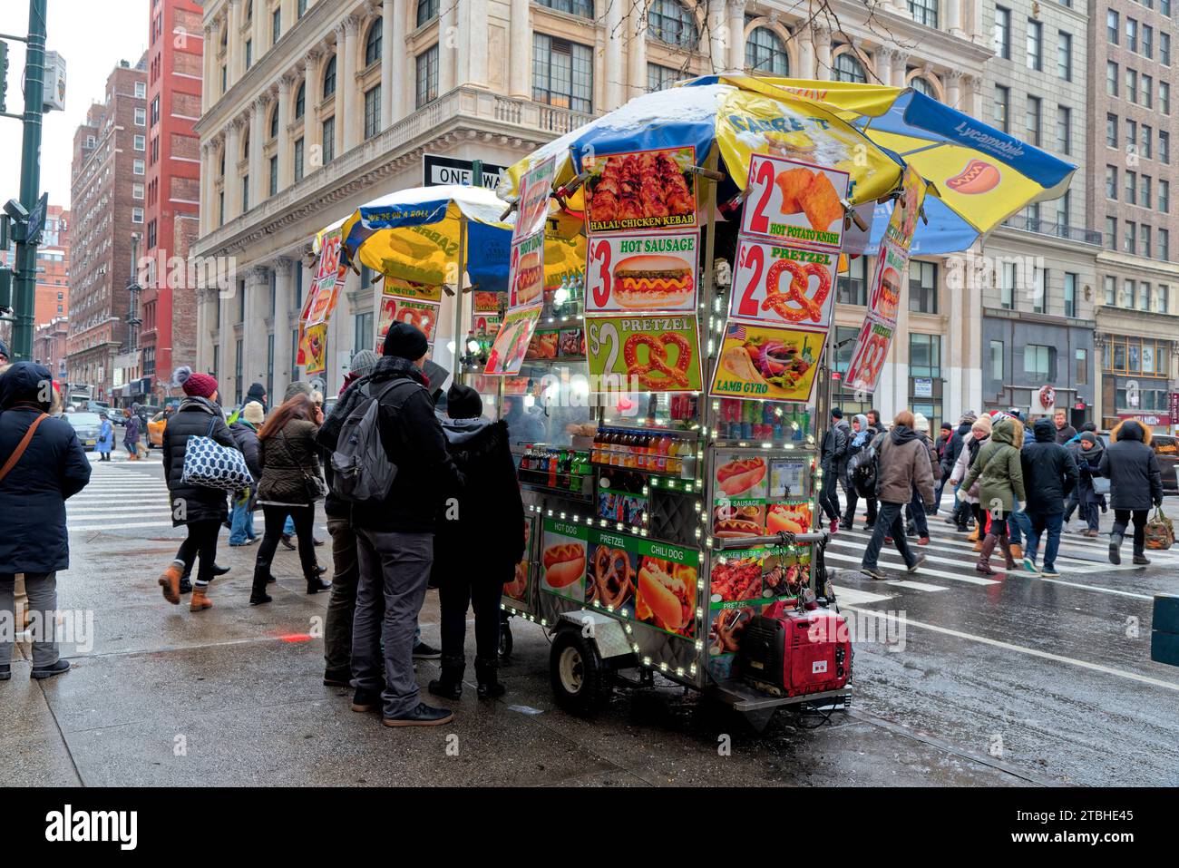 Stehen Sie einen Hot Dog an einem Winkel de rue dans manhattan un jour d'hiver et de Grand froid - ein Hot Dog Stand an einer Straßenecke in manhattan an einem kalten Winter Stockfoto